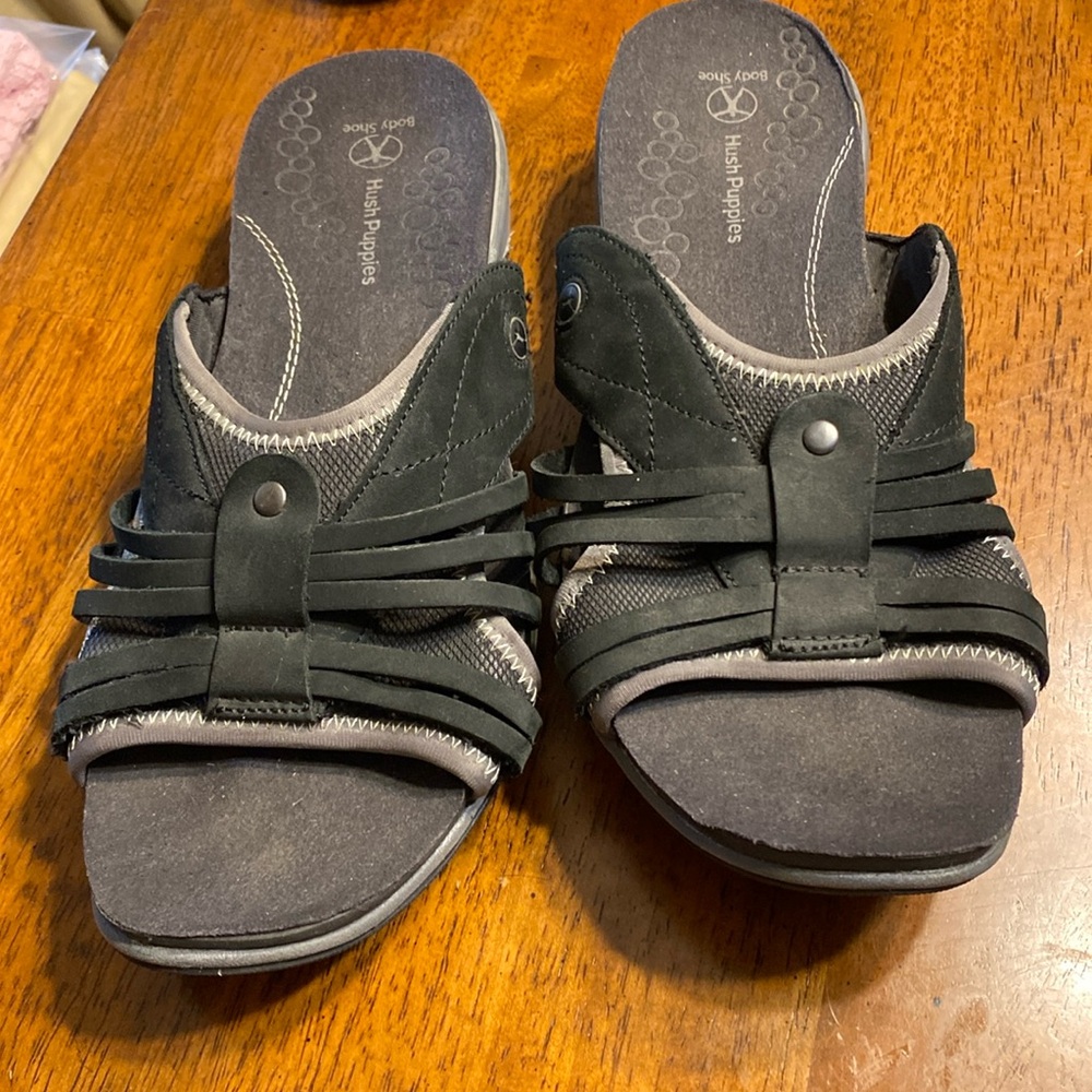 Hush puppies body shoe.  Leather upper. Size 10.